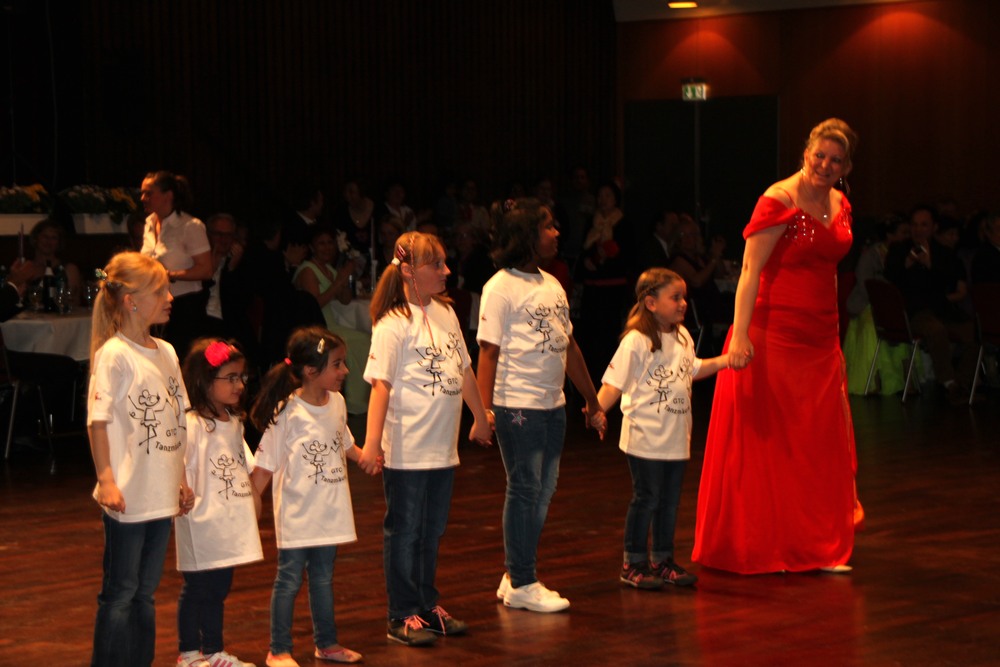 2014 04 26 Ball Auftritt Kinder 1