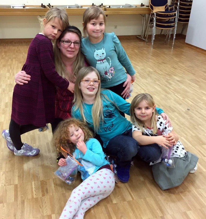 Gruppenbild mit Trainerin Nicole Noch 2016 12 15 Kinderweihnacht 03
